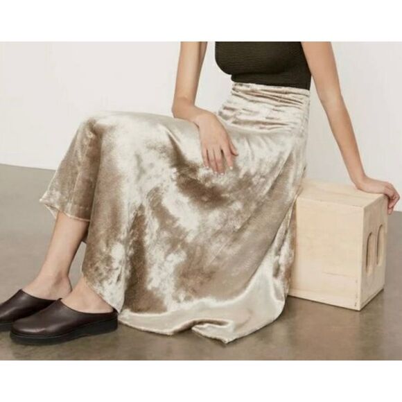 Vince - Champagne Beige Crushed Velvet Skirt Sz 4 midi - Picture 1 of 6